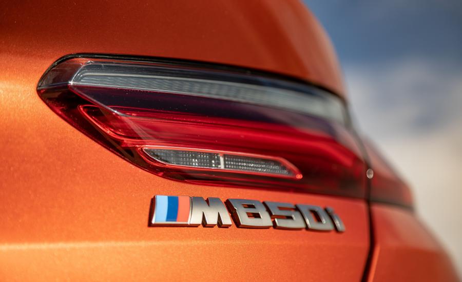 Логотип BMW M850i xDrive Carbon Package (G15) 2018 года  (NA) (фото 6 из 20)